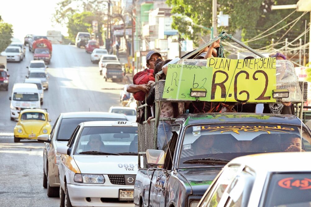 En Tuxtla Gutiérrez, unidades oficiales y vehículos particulares brindaron servicio, luego de que transportistas protestaron en demanda de un aumento a las tarifas (ÓSCAR LEÓN RAMÍREZ. EL UNIVERSAL)