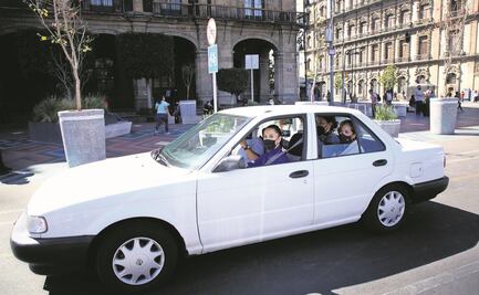 Sheinbaum presume Tsuru blanco y eléctrico