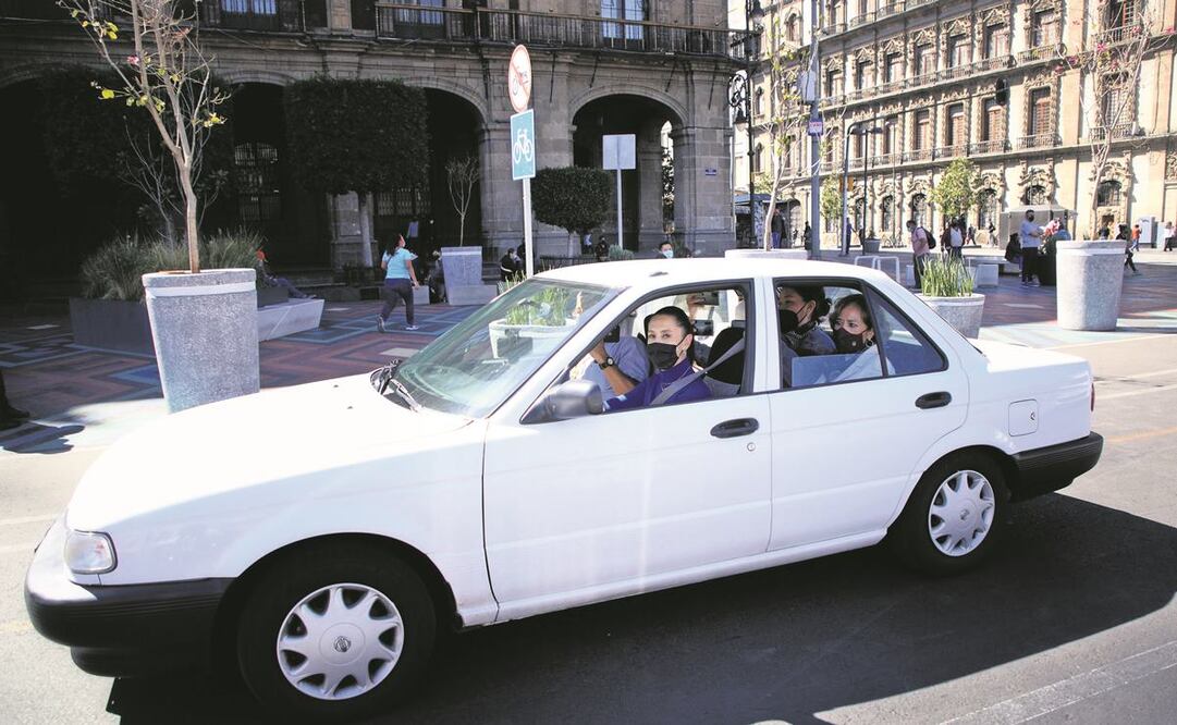 La jefa de Gobierno dio tres vueltas por el Zócalo capitalino en el Tsuru eléctrico. Foto: Especial.