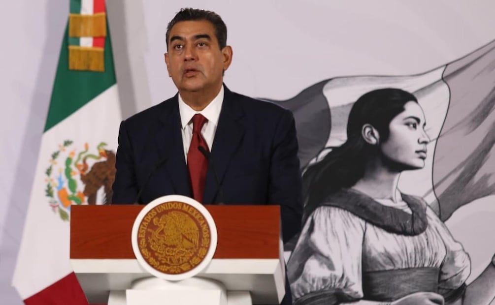 Sergio Salomón Céspedes comisionado del Instituto Nacional de Migración durante durante la conferencia de prensa de la presidenta Claudia Sheinbaum desde Palacio Nacional este viernes 14 de agosto del 2026. Foto: Carlos Mejía / EL UNIVERSAL
