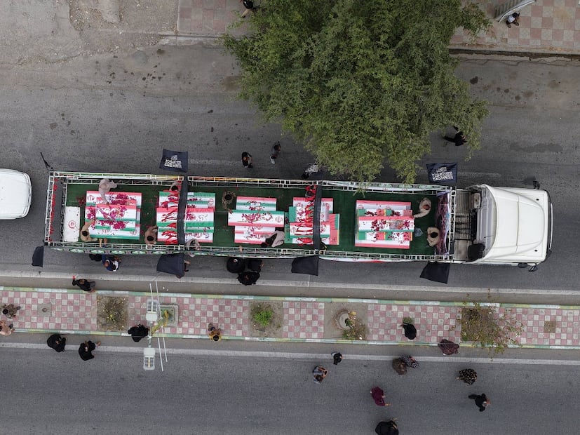 Los féretros de los fallecidos en el ataque fueron trasladados en tráileres, en Minab. FOTO: EFE