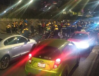 Ciclistas se enfrentan a policías en el Periférico; Sheinbaum pide destitución de uniformados