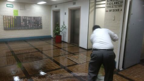 Basamento de Rectoría se inunda tras las lluvias