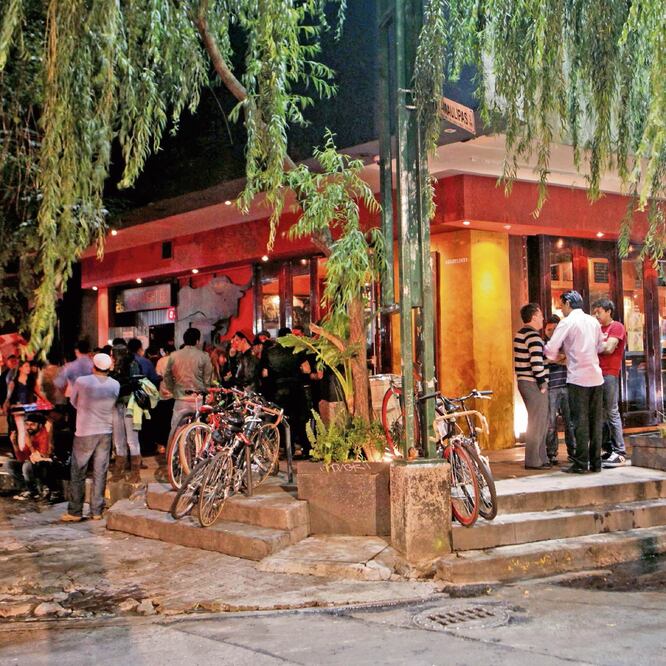 “Cuota”. Dependiendo del lugar, los criminales exigen pagos desde los 5 mil y hasta los 20 mil pesos mensuales. ARCHIVO EL UNIVERSAL