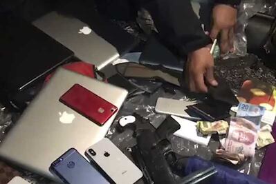 Banda asalta Starbucks con metralleta; se llevan iPhones y Mac´s