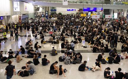 Manifestantes toman aeropuerto de Hong Kong; cancelan todos los vuelos