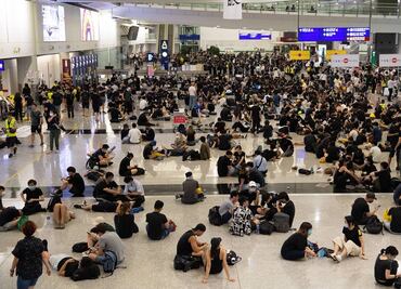 Manifestantes toman aeropuerto de Hong Kong; cancelan todos los vuelos