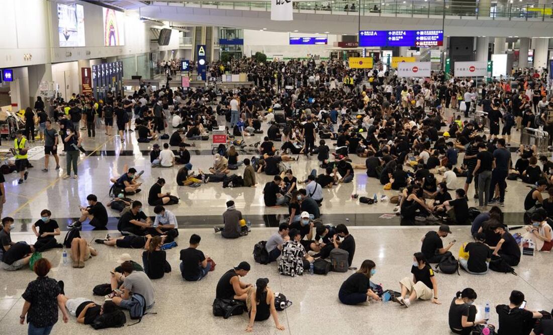 Manifestantes en aeropuerto de Hong Kong. Foto: EFE