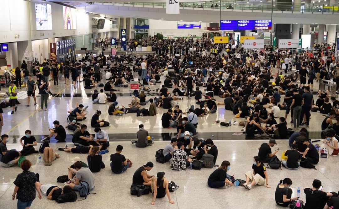 Manifestantes en aeropuerto de Hong Kong. Foto: EFE