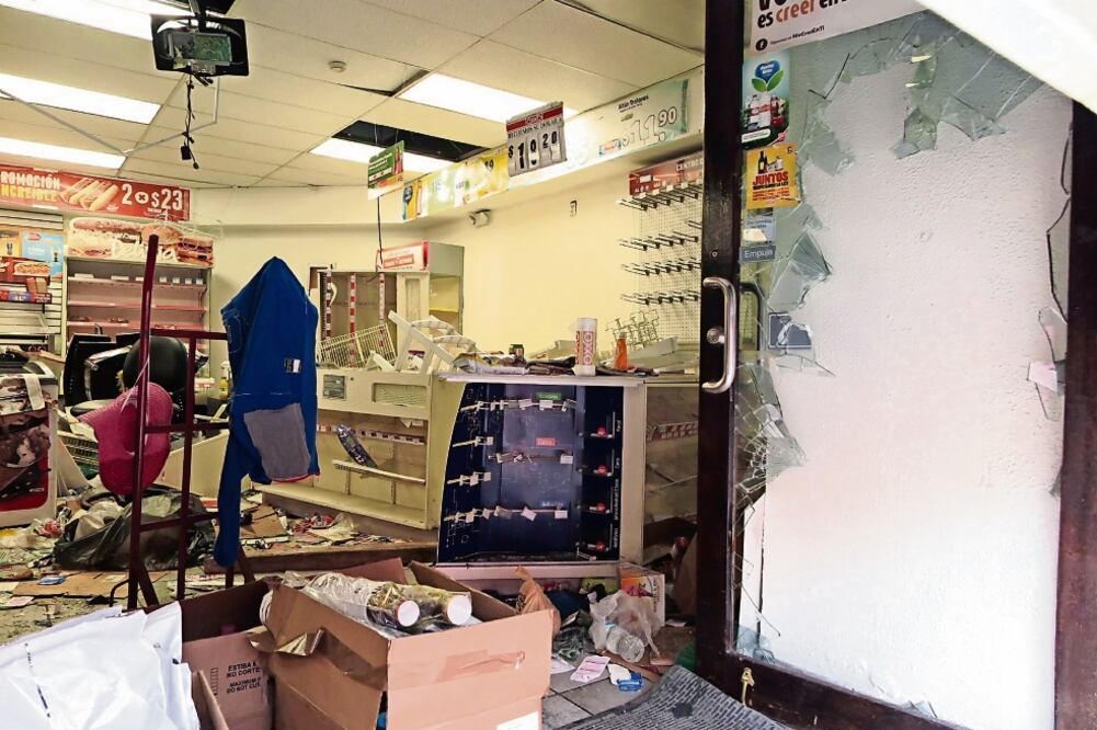 Varios comercios, como las tiendas Oxxo, fueron saqueadas, lo que contribuyó a que otros negocios cerraran sus puertas (LUIS CORTÉS. EL UNIVERSAL)
