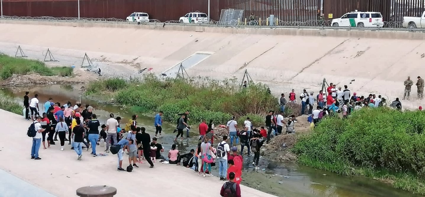 Migrantes de diversas nacionalidades insisten en cruzar de manera irregular hacia Estados Unidos, en la frontera con Ciudad Juárez, Chihuahua, con el consecuente peligro que ello implica. Foto: Especial