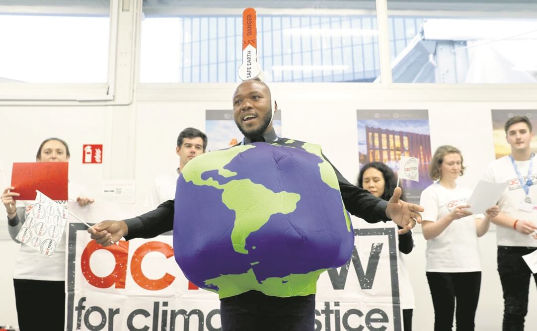 Activistas defensores del medio ambiente participan en una protesta en el marco de la Conferencia sobre el Cambio Climático (COP24), que se celebra en Katowice, Polonia. Foto: KACPER PEMPEL. REUTERS