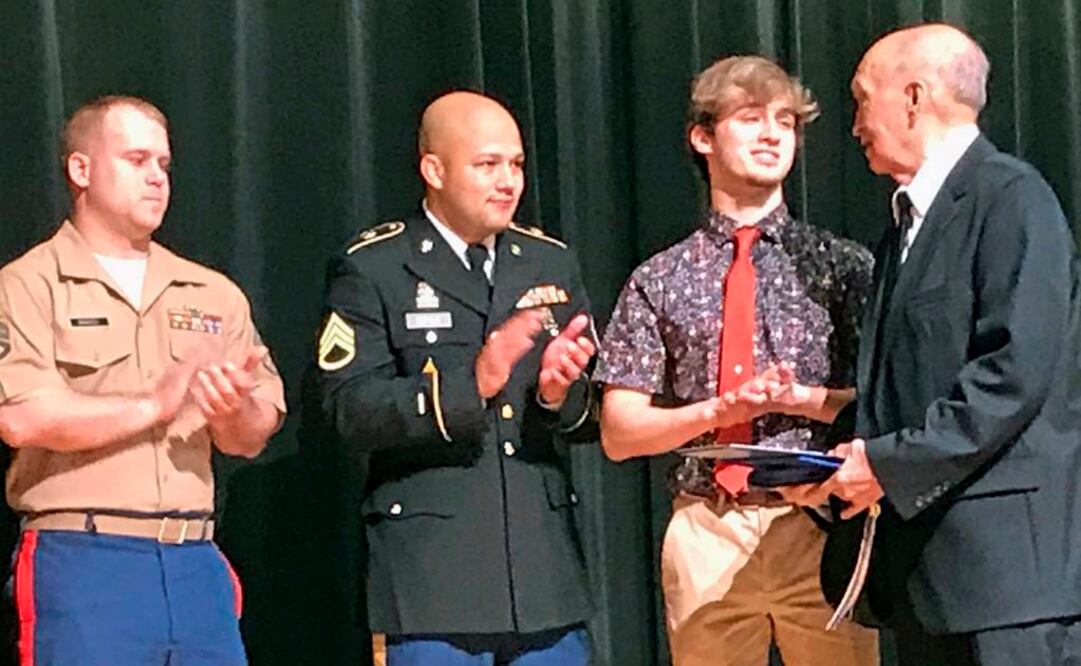 Pete Sabedra al recibir su diploma de conclusión de estudios  (Fotos: AP)