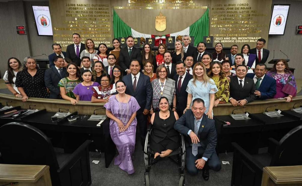 El gobernador Eduardo Ramírez Aguilar, entregó e impuso la medalla Rosario Castellanos. Foto: G.P. Morena