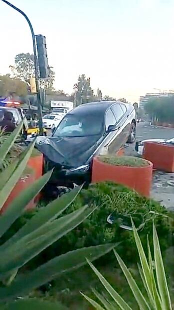 Conductor de BMW pierde el control y se impacta en macetones frente a Six Flags
