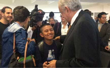 Se retrasa vuelo de AMLO; aprovecha para convivir con usuarios