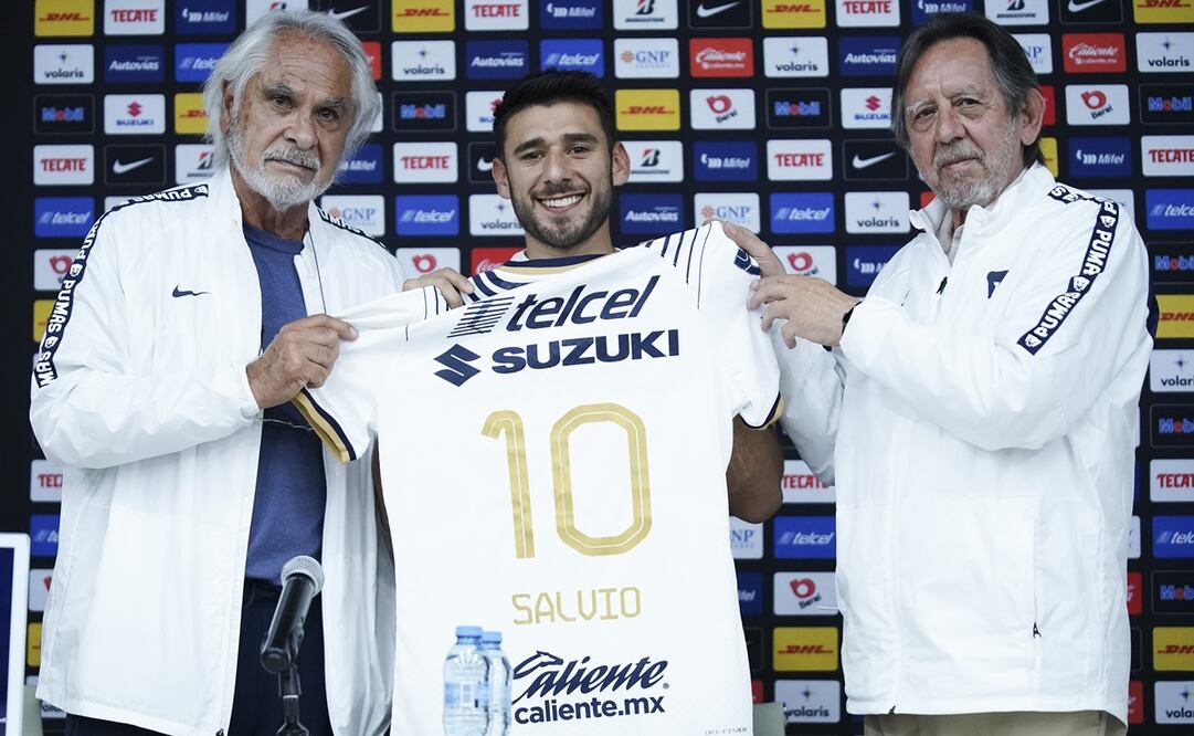 Eduardo Salvio siendo mostrando su camiseta como jugador de Pumas - FOTO: Imago7