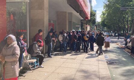 Vuelven las filas, ahora más ordenadas, para conseguir monedas conmemorativas del Zoológico de Chapultepec VIDEO