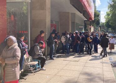 Vuelven las filas, ahora más ordenadas, para conseguir monedas conmemorativas del Zoológico de Chapultepec VIDEO