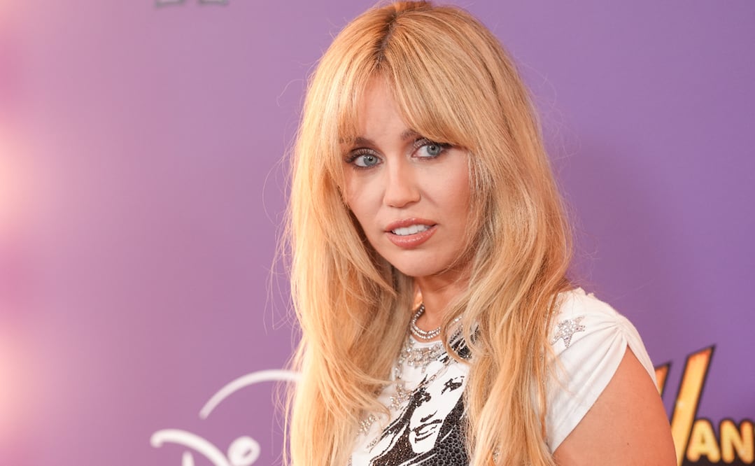 Miley Cyrus llega al estreno del especial del 20 aniversario de "Hannah Montana" el lunes 23 de marzo de 2026 en el Teatro El Capitan de Los Ángeles. 
Foto AP/Chris Pizzello.