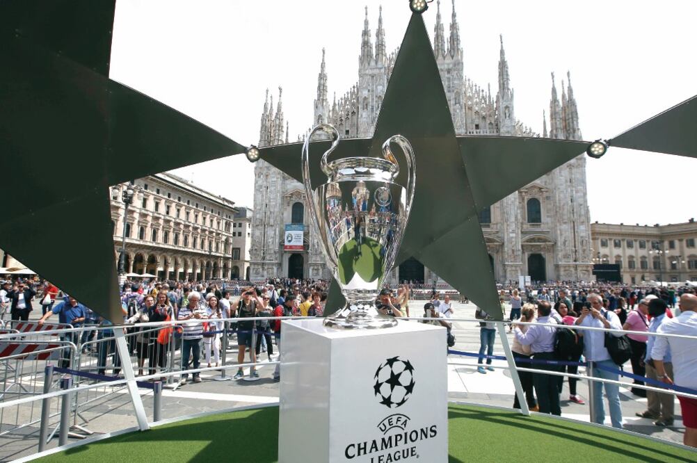 El célebre trofeo de la Champions es exhibido frente a la catedral Duomo (LUCA BRUNO. AP)