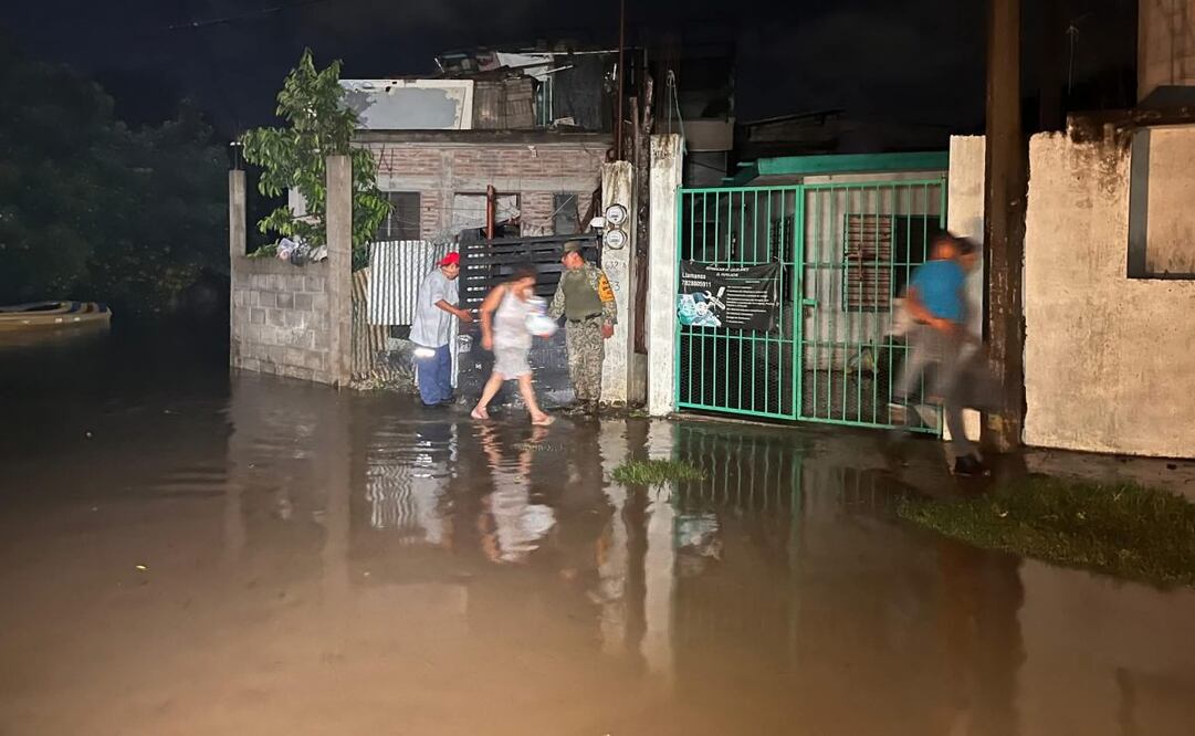 Poza Rica: en medio de inundación saquean tiendas
Foto: Especial.