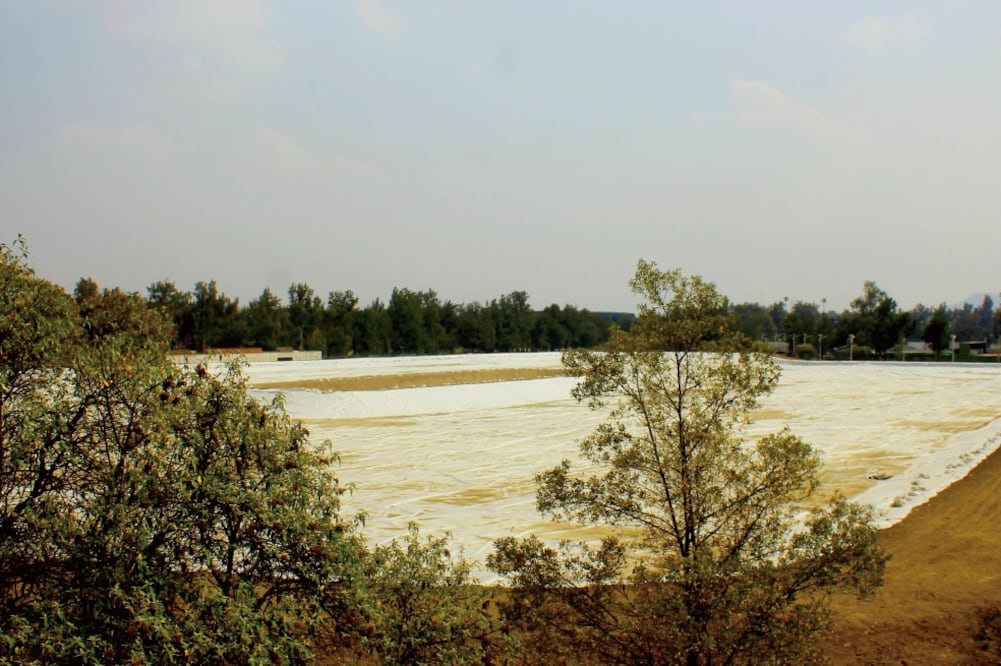 La construcción del Centro de Actividades Acuáticas costará 14 mdp, de los cuales cuatro millones fueron destinados a la compra de una geomembrana que contendrá 60 mil metros cúbicos de agua. (LEONARDO JIMÉNEZ)