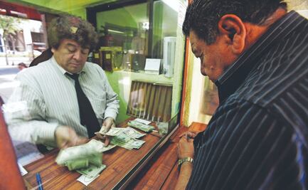 El peso mexicano cierra en su peor nivel de un mes