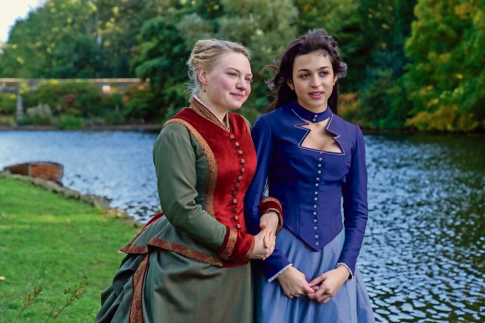 Mia Threapleton, hija de la actriz británica Kate Winslet, tiene 23 años y comparte créditos con Josie Totah en Las Bucaneras. Foto: Apple Tv+