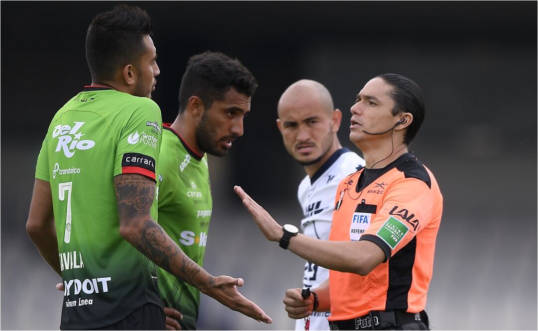 El ridículo no sólo fue de Óscar Macías; también del VAR