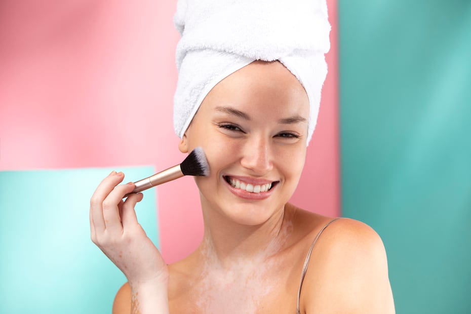 Elige maquillaje resistente al agua. Foto: Magnific