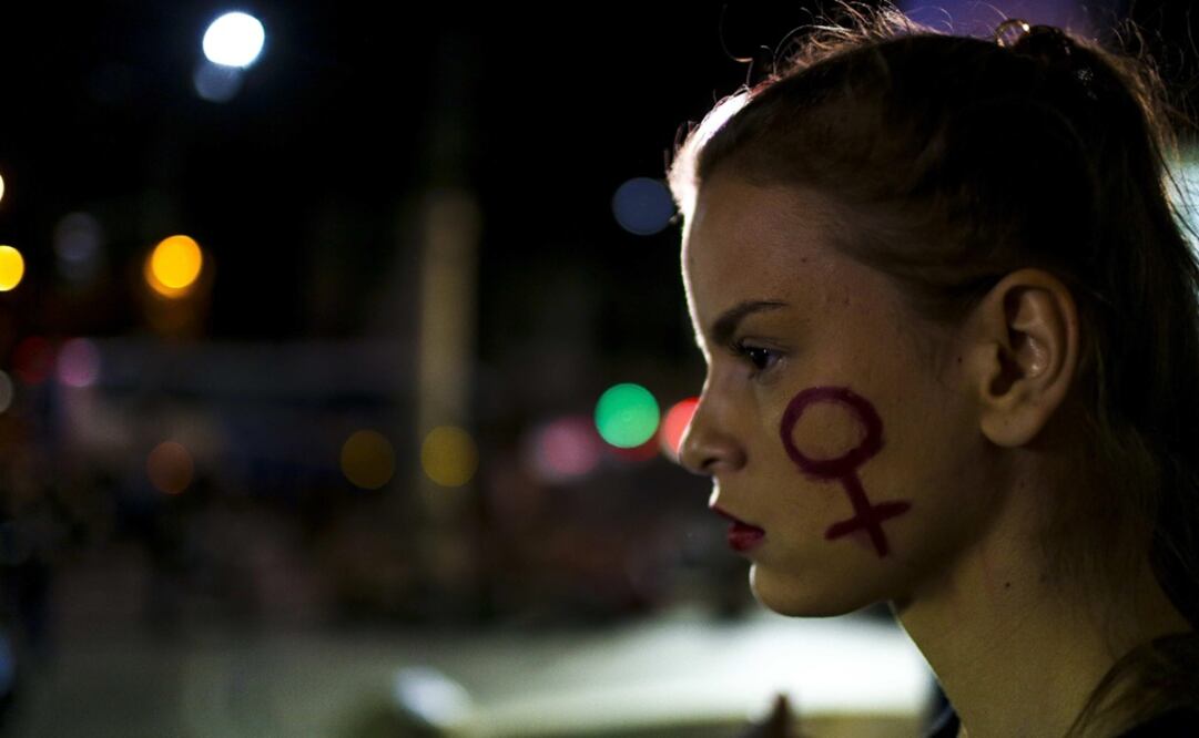 Una mujer participa en una manifestación contra la violación de una adolescente por más de 30 hombres, frente a la Asamblea Legislativa de Río de Janeiro / Imagen ilustrativa  (Foto: EFE)
