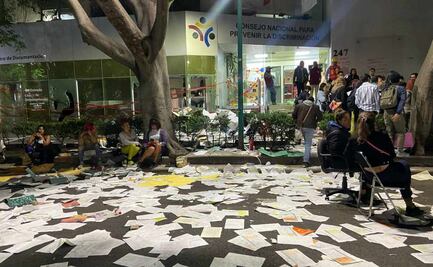 VIDEO Integrantes de colectivo LGBT+ se manifiestan frente a Conapred, en colonia Juárez; realizan pintas y destrozan cristales