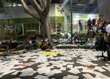 VIDEO Integrantes de colectivo LGBT+ se manifiestan frente a Conapred, en colonia Juárez; realizan pintas y destrozan cristales