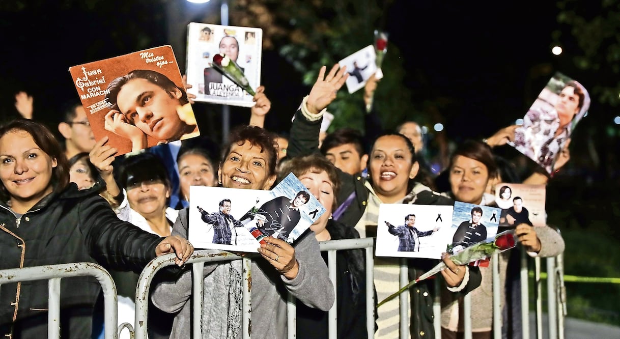En el kiosko de la Alameda Central se instaló un karaoke, con el que admiradores de Juan Gabriel interpretaron algunas canciones para ambientar las filas (FOTO: IVÁN STEPHENS. EL UNIVERSAL)