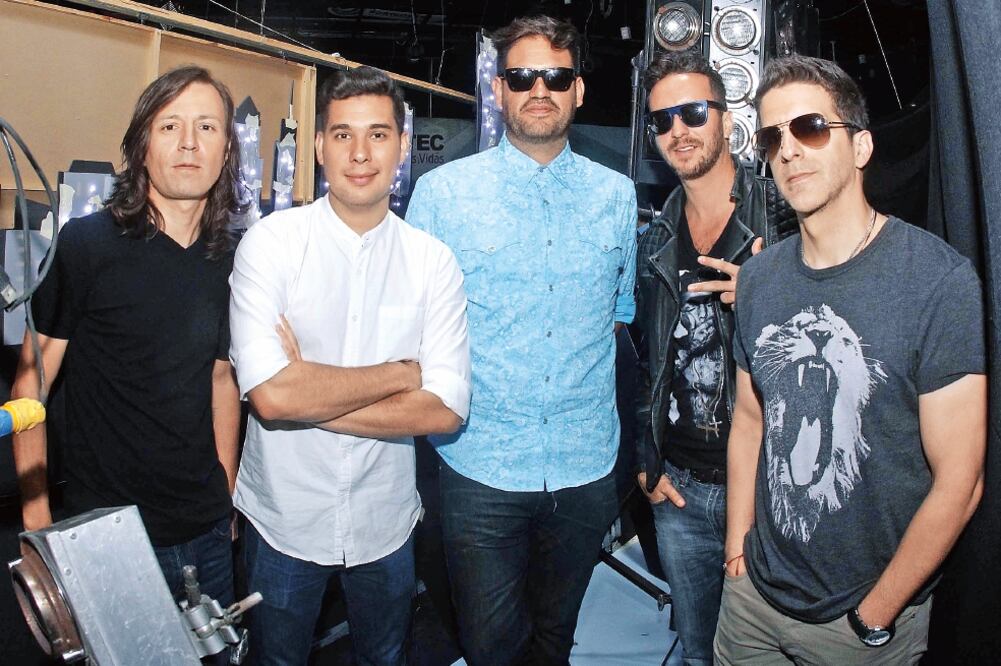 En el video de “Hasta que vuelvas a verme” cada uno de los integrantes busca ganarse el amor de una chica (ARIEL OJEDA. EL UNIVERSAL)