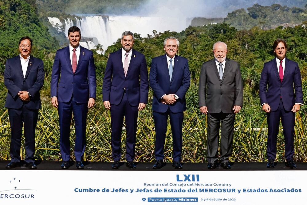 Los presidentes de Bolivia, Luis Arce; el electo de Paraguay, Santiago Peña; de Paraguay, Mario Abdo Benítez; de Argentina, Alberto Fernández; de Brasil, Luis Inácio Lula da Silva, y de Uruguay, Luis Lacalle Pou, ayer en la cumbre del Mercosur en Puerto Iguazú. Foto: Juan Ignacio Roncoroni/EFE