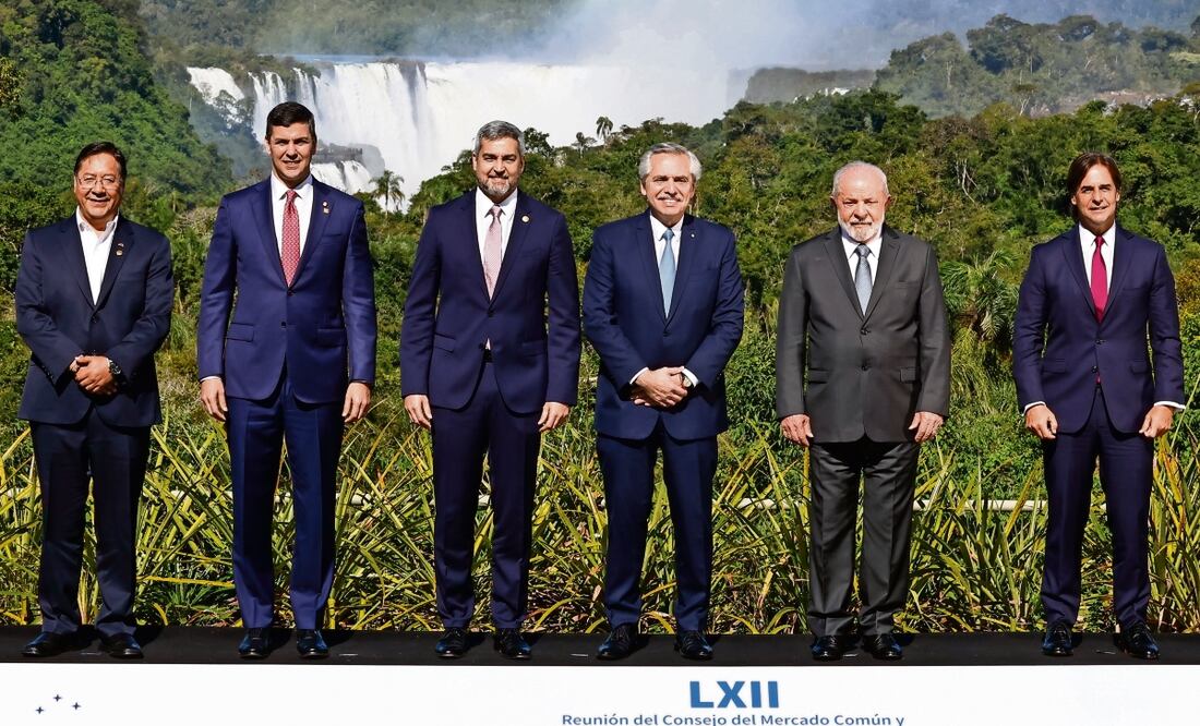 Los presidentes de Bolivia, Luis Arce; el electo de Paraguay, Santiago Peña; de Paraguay, Mario Abdo Benítez; de Argentina, Alberto Fernández; de Brasil, Luis Inácio Lula da Silva, y de Uruguay, Luis Lacalle Pou, ayer en la cumbre del Mercosur en Puerto Iguazú. Foto: Juan Ignacio Roncoroni/EFE