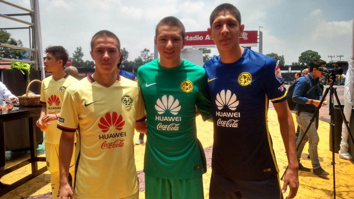 Los juveniles futbolistas pos con el uniforme para el Apertura 2015-Clausura 2016. Chistian Mendoza