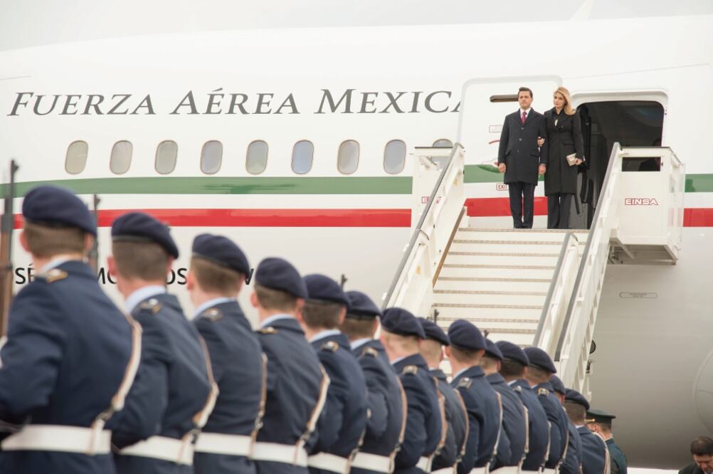 El presidente Enrique Peña Nieto, acompañado de su esposa Angélica Rivera de Peña, arribó ayer a Berlín, donde fue recibido por los embajadores, de Alemania en México, Viktor Elbling, y de nuestro país en esa nación, Patricia Espinosa (ESPECIAL)