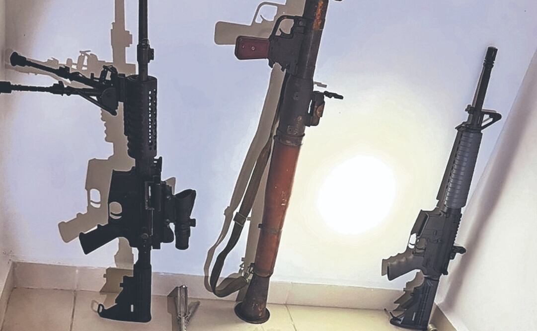 Dos subametralladoras, un lanzacohetes y dos armas largas fueron encontrados en el cateo. Foto Especial