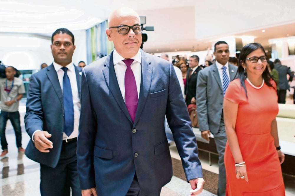 El alcalde del municipio caraqueño Libertador, Jorge Rodríguez, y la presidenta de la Constituyente, Delcy Rodríguez, a su llegada ayer a Santo Domingo, donde representan al gobierno en las pláticas exploratorias. (ORLANDO BARRÍA. EFE)