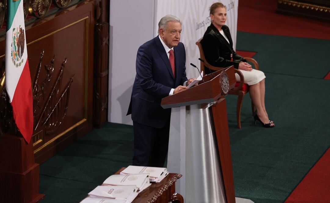 El presidente Andrés Manuel López Obrador encabeza la exposición de iniciativas de reformas a la Constitución en el recinto parlamentario. Foto: Berenice Fregoso / EL UNIVERSAL