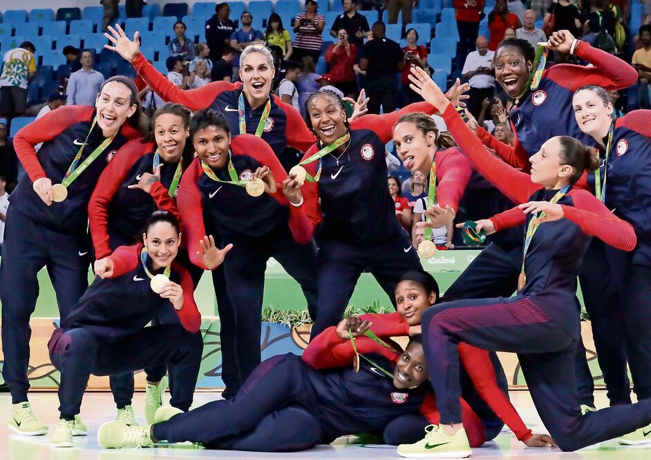 El equipo de basquetbol de Estados Unidos posaron de manera divertida con sus medallas para la posteridad (ERIC GAY. AP)