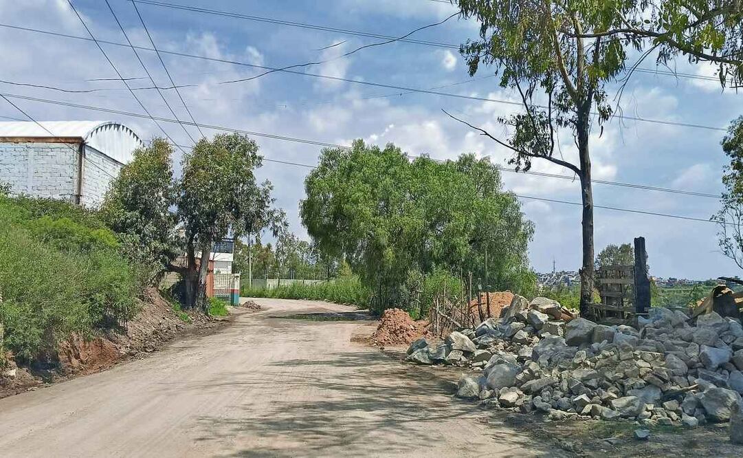 Algunos accesos al plantel Naucalpan de la Universidad Rosario Castellanos no tienen pavimentación y hay baches en varios tramos. Foto: Gisela González Granados