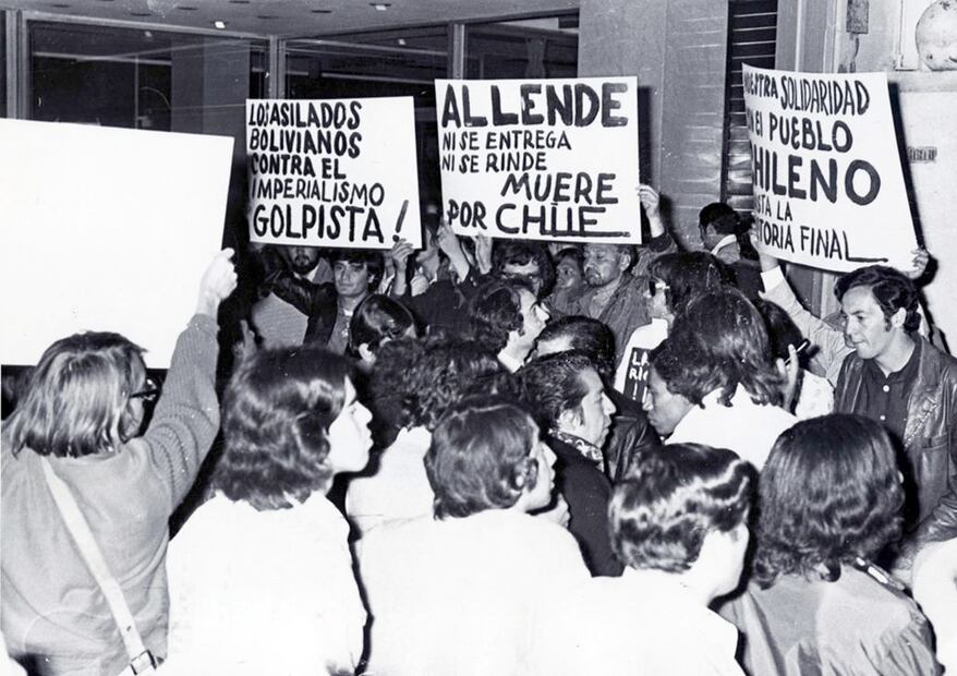 Durante más de una hora, estudiantes y representantes de partidos políticos y organismos sindicales y populares se mantuvieron en mitín frente a la embajada de Chile para condenar el golpe de Estado que derrocó a Salvador Allende. Septiembre de 1973. Foto: Jaime Andrés Arrollo Olin/ Archivo EL UNIVERSAL.