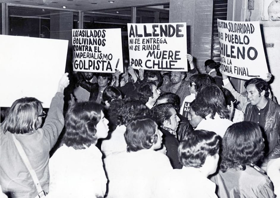 Durante más de una hora, estudiantes y representantes de partidos políticos y organismos sindicales y populares se mantuvieron en mitín frente a la embajada de Chile para condenar el golpe de Estado que derrocó a Salvador Allende. Septiembre de 1973. Foto: Jaime Andrés Arrollo Olin/ Archivo EL UNIVERSAL.