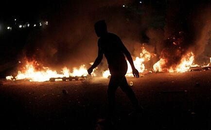Con bloqueos e incendios, hondureños exigen la renuncia del Presidente