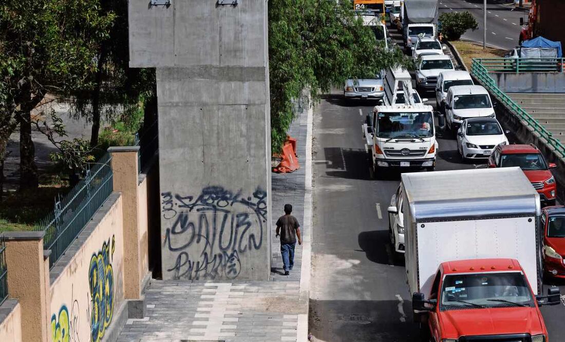 Las siete torres en forma de L que obstruían el paso peatonal cuando empezó la construcción ya tienen banquetas más amplias, de casi un metro de ancho. Foto: Yaretzy M. Osnaya / EL UNIVERSAL