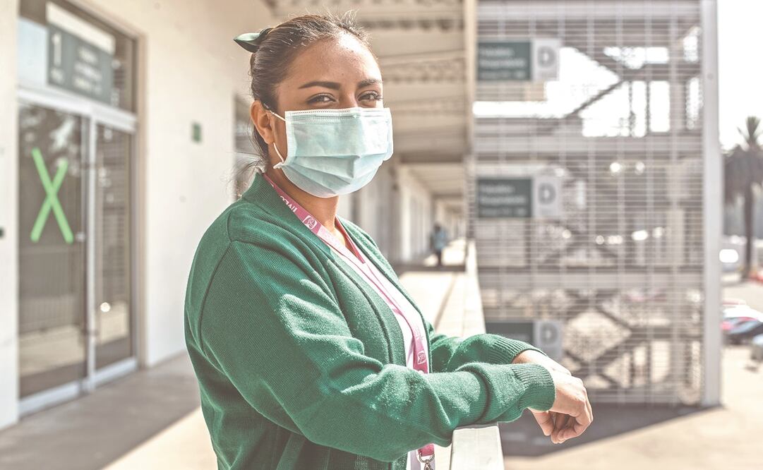 La enfermera del IMSS Alondra Ruiz, de 25 años, dice no sentirse cansada, aun cuando lleva un año atendiendo a gente con Covid-19. Foto: Germán Espinosa. EL UNIVERSAL